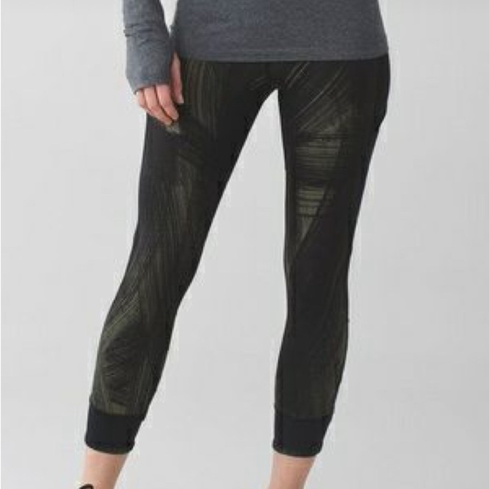 Lululemon Run the Course geometric green & black crop mid rise leggings
